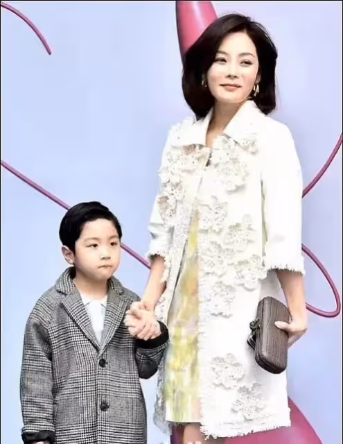 蔡琳攜子出席活動,臉僵嘴歪變化大,兒子到3歲才知爸爸是高梓淇