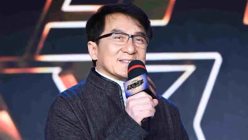 當年他爆打曾志偉、封殺張柏芝,讓成龍下跪!如今已淡出娛樂圈