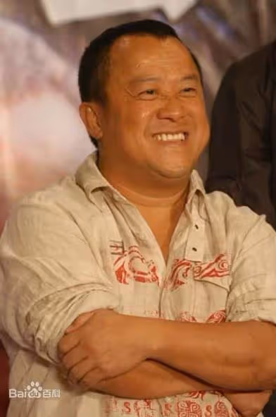 當年他爆打曾志偉、封殺張柏芝,讓成龍下跪!如今已淡出娛樂圈