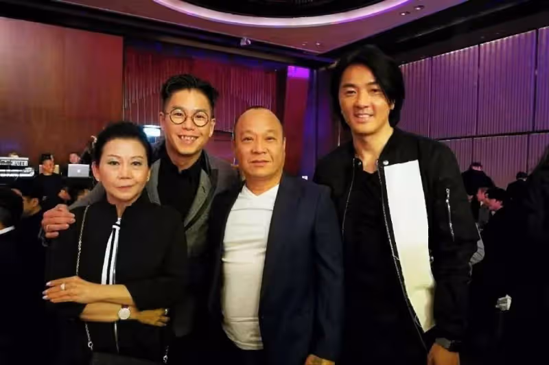 炒作?69歲知名港星牽手兩米模特出席飯局,風生水起與眾網紅進餐