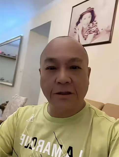 炒作?69歲知名港星牽手兩米模特出席飯局,風生水起與眾網紅進餐