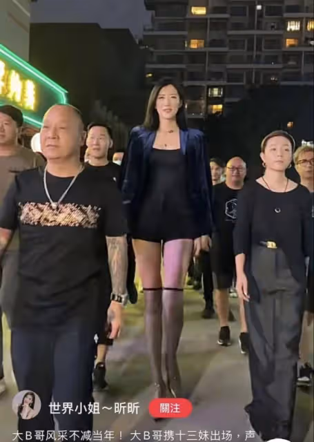 炒作?69歲知名港星牽手兩米模特出席飯局,風生水起與眾網紅進餐