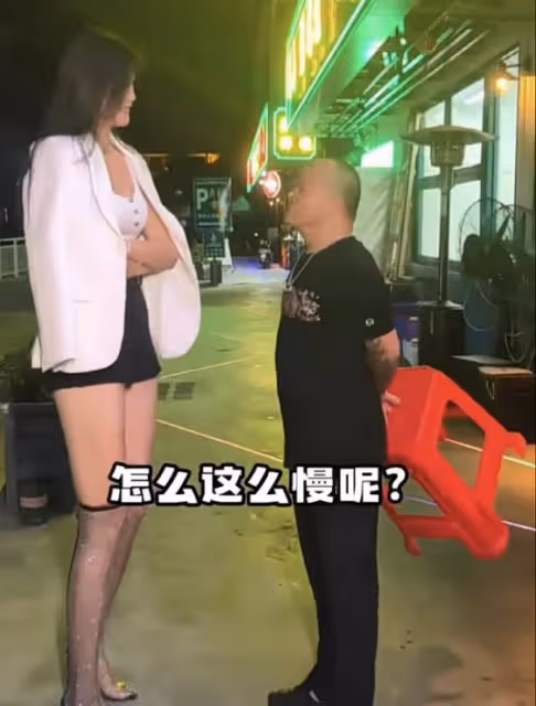 炒作?69歲知名港星牽手兩米模特出席飯局,風生水起與眾網紅進餐