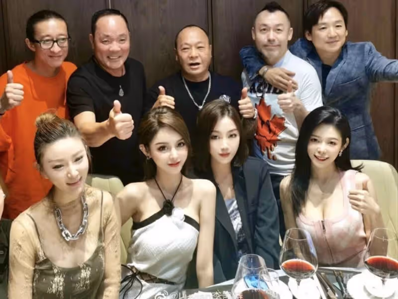 炒作?69歲知名港星牽手兩米模特出席飯局,風生水起與眾網紅進餐