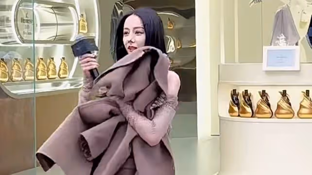 迪麗熱巴穿漁網薄紗裙現身，寒風瑟瑟冷到發抖，完美腰臀比超養眼
