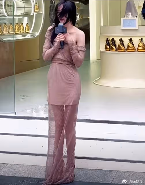 迪麗熱巴穿漁網薄紗裙現身，寒風瑟瑟冷到發抖，完美腰臀比超養眼