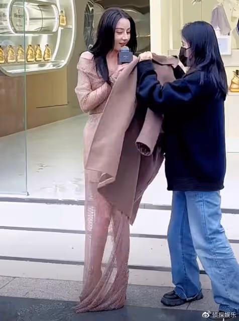 迪麗熱巴穿漁網薄紗裙現身，寒風瑟瑟冷到發抖，完美腰臀比超養眼