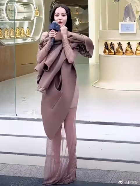 迪麗熱巴穿漁網薄紗裙現身，寒風瑟瑟冷到發抖，完美腰臀比超養眼