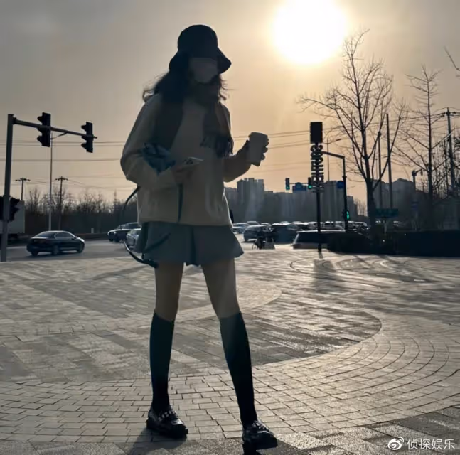 13歲王詩齡近照曝光,穿超短裙身材高挑纖瘦,筷子腿吸睛十足