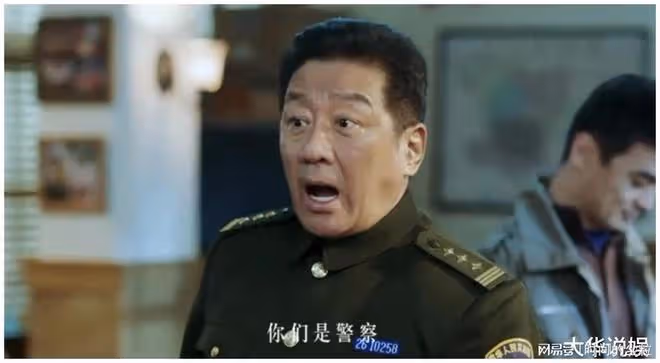 看完6集《他是誰》挪不開眼,點評5星如潮,三位老戲骨「太燃了」