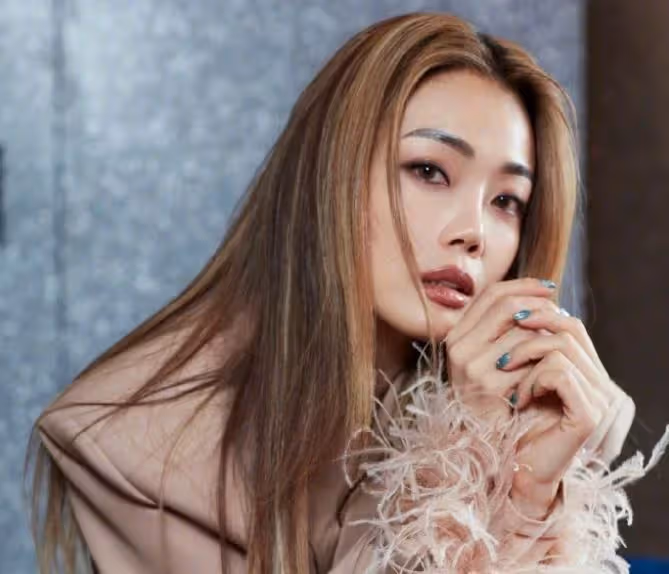 當年爆打曾志偉、封殺張柏芝，讓成龍下跪！如今他已淡出娛樂圈