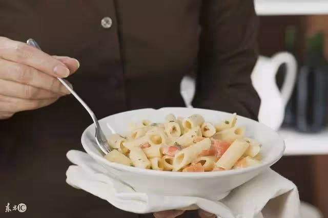 老人到女兒家吃飯不敢夾菜吃，女婿驅車千里搬空岳母家！