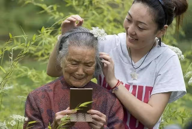 老人到女兒家吃飯不敢夾菜吃，女婿驅車千里搬空岳母家！