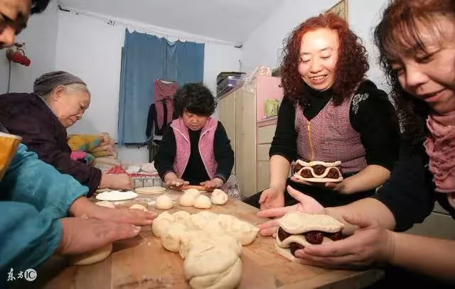 老人到女兒家吃飯不敢夾菜吃，女婿驅車千里搬空岳母家！