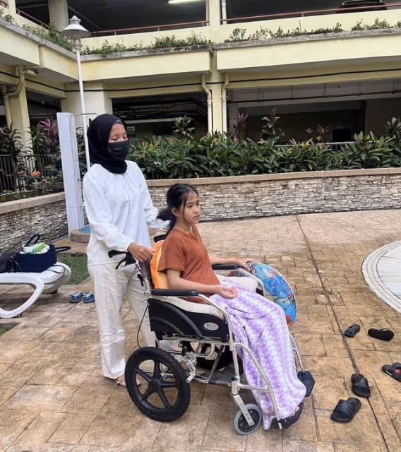12歲女童拍戲摔成尿失禁！恐終身坐輪椅，星二代男童肇事仍未道歉