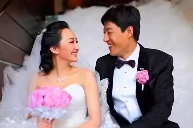 于震慶祝結婚11周年，深情望著小13歲嬌妻太甜蜜，3名子女太像爸