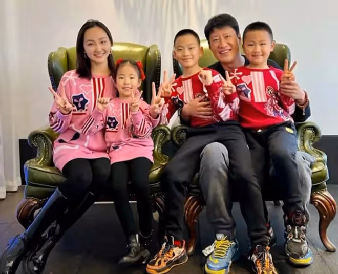于震慶祝結婚11周年，深情望著小13歲嬌妻太甜蜜，3名子女太像爸