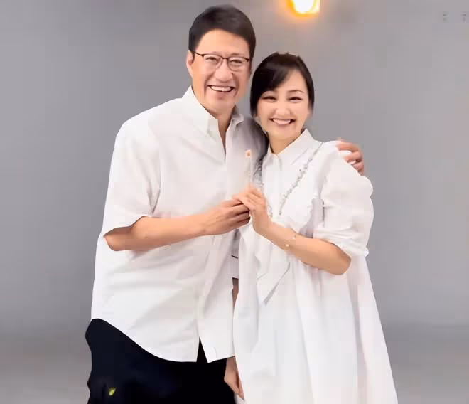 于震慶祝結婚11周年，深情望著小13歲嬌妻太甜蜜，3名子女太像爸