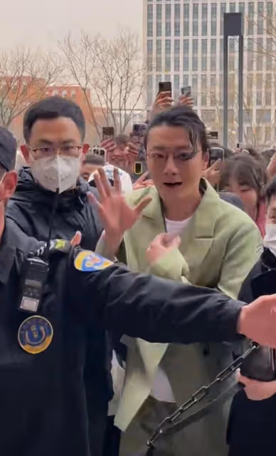 高啟盛現身高校講課,遭眾人圍堵倉皇離開,被張頌文摸臉夢回狂飆