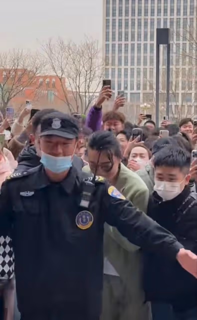 高啟盛現身高校講課,遭眾人圍堵倉皇離開,被張頌文摸臉夢回狂飆