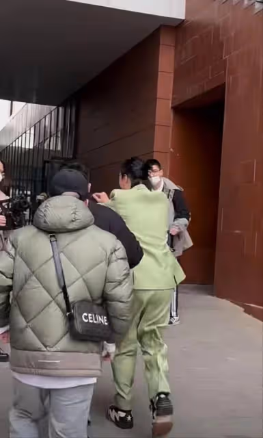 高啟盛現身高校講課,遭眾人圍堵倉皇離開,被張頌文摸臉夢回狂飆