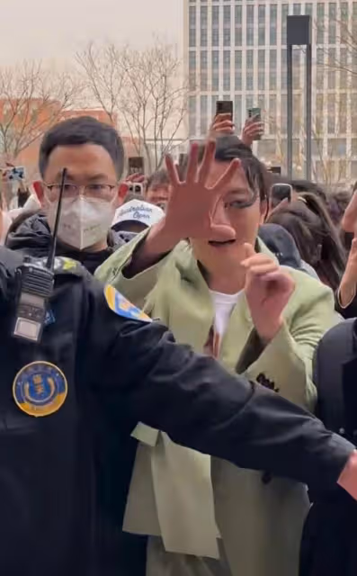 高啟盛現身高校講課,遭眾人圍堵倉皇離開,被張頌文摸臉夢回狂飆