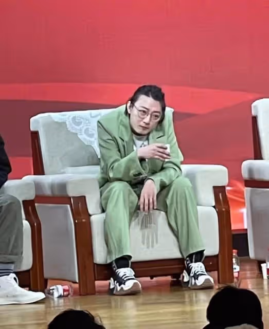 高啟盛現身高校講課,遭眾人圍堵倉皇離開,被張頌文摸臉夢回狂飆