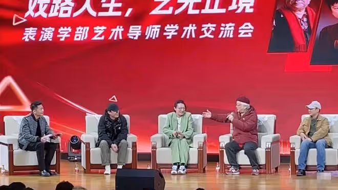 高啟盛現身高校講課,遭眾人圍堵倉皇離開,被張頌文摸臉夢回狂飆