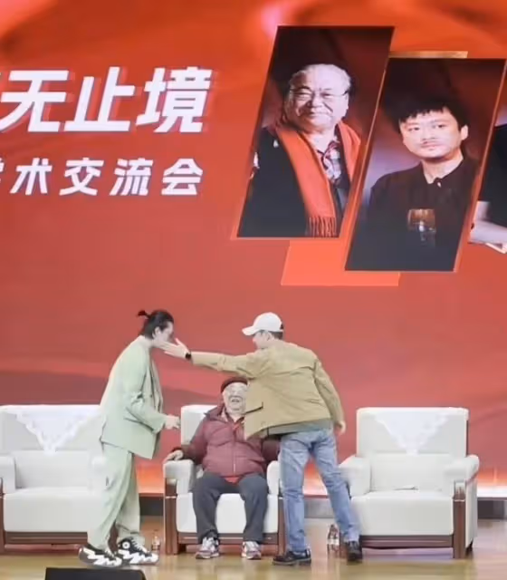 高啟盛現身高校講課,遭眾人圍堵倉皇離開,被張頌文摸臉夢回狂飆