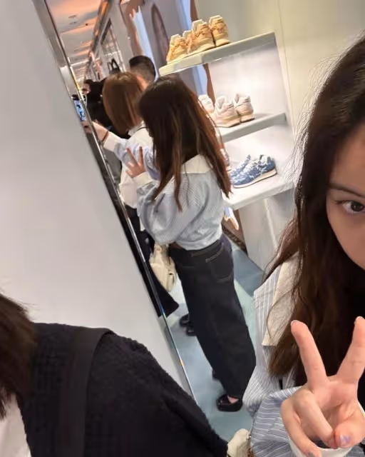 劉鑾雄14歲女兒逛奢品店,與母親甘比掃貨數十萬,表情相當輕鬆