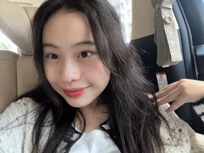 劉鑾雄14歲女兒逛奢品店,與母親甘比掃貨數十萬,表情相當輕鬆
