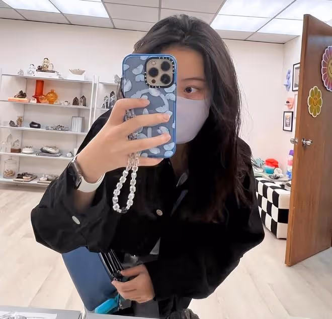 劉鑾雄14歲女兒逛奢品店,與母親甘比掃貨數十萬,表情相當輕鬆