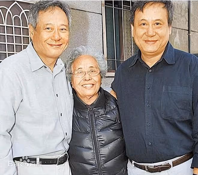 李安母親李楊思莊離世,享年97歲,李安李崗一起送別老母親
