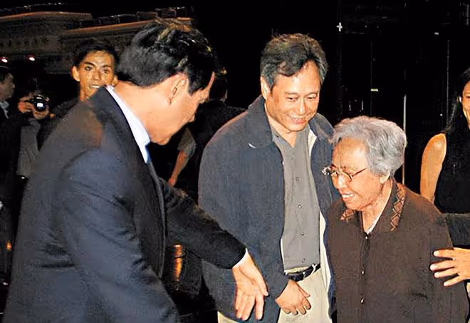 李安母親李楊思莊離世,享年97歲,李安李崗一起送別老母親