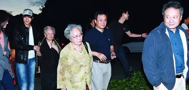 李安母親李楊思莊離世,享年97歲,李安李崗一起送別老母親