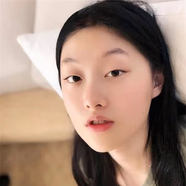 低調星二代，媽媽是《情深深雨濛濛》主演之一，16歲當導演拿獎！