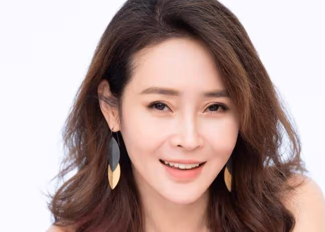 她放棄當外交官做明星，和富豪老公玩閃婚，如今恩愛10年家庭幸福