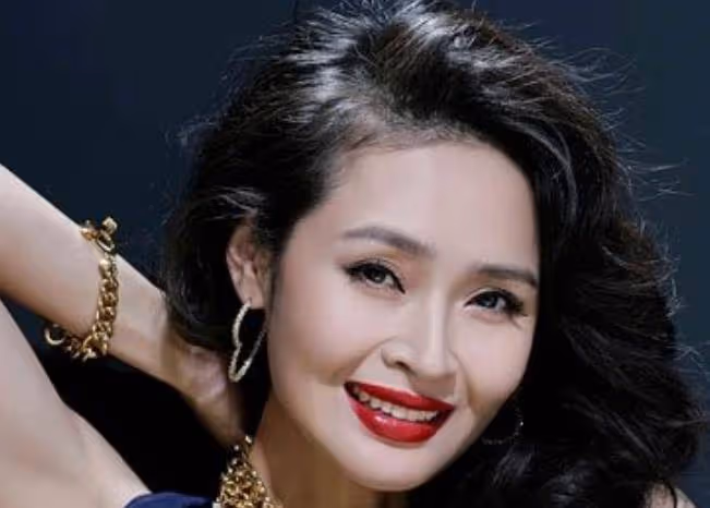 她放棄當外交官做明星，和富豪老公玩閃婚，如今恩愛10年家庭幸福