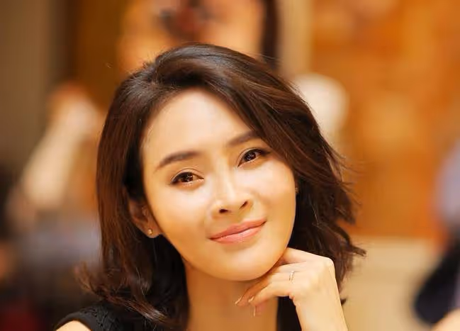 她放棄當外交官做明星，和富豪老公玩閃婚，如今恩愛10年家庭幸福