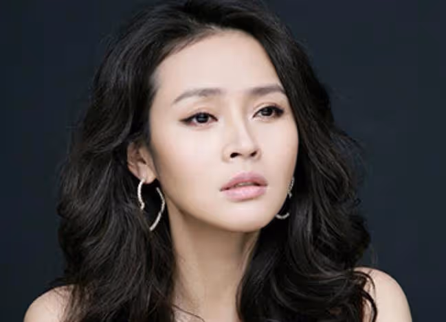 她放棄當外交官做明星，和富豪老公玩閃婚，如今恩愛10年家庭幸福
