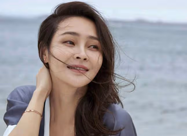 她放棄當外交官做明星，和富豪老公玩閃婚，如今恩愛10年家庭幸福