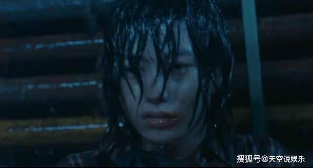 《他是誰》虛榮女？雨夜被侵犯的聶小雨，用清白換來了一生的富貴