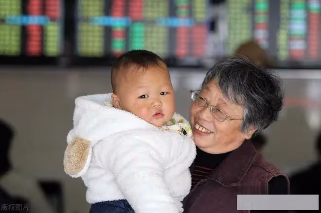 55歲婆婆幫兒媳帶孩子721天，每月倒貼5000，兒媳卻說這錢她該出