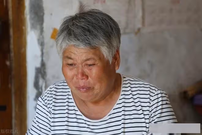 55歲婆婆幫兒媳帶孩子721天，每月倒貼5000，兒媳卻說這錢她該出