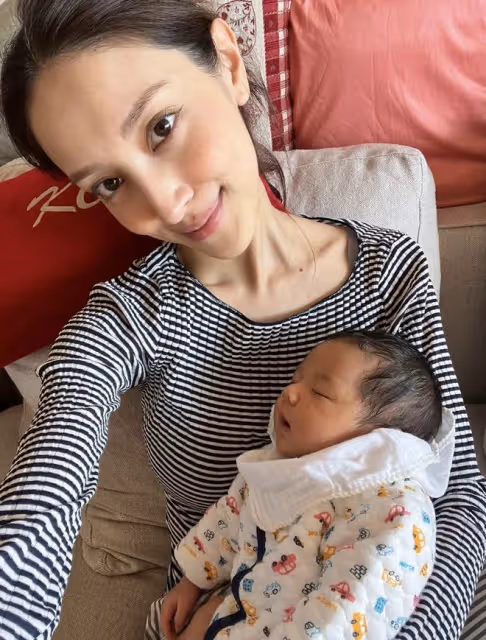 陳凱琳曬幸福日常,52歲鄭嘉穎逗弄2個月小兒子,三兄弟有愛同框