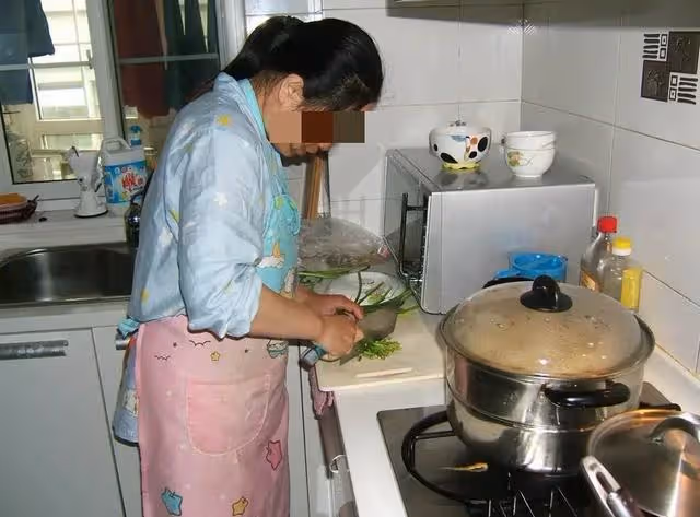 懷孕我去照顧她,打開碗櫃後,我給了女兒一耳光!
