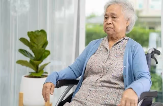 在女兒家養老四年，我失去錢財和健康，女婿說：沒人請你來，你走
