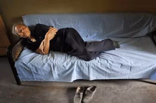 兒子有錢女兒窮，半碗紅燒肉讓七旬老人猛醒：去女兒家養老才享福