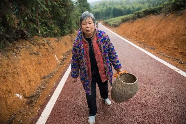 兒子有錢女兒窮，半碗紅燒肉讓七旬老人猛醒：去女兒家養老才享福