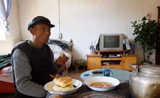兒子有錢女兒窮,半碗紅燒肉讓七旬老人猛醒:去女兒家養老才享福
